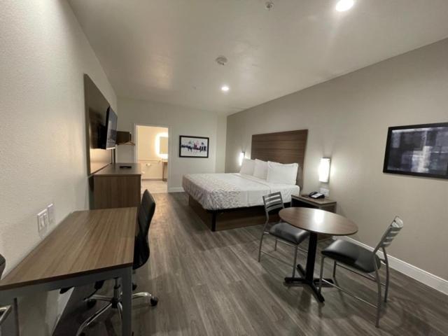 Palace Inn Blue - Garth Rd Бейтаун Екстериор снимка